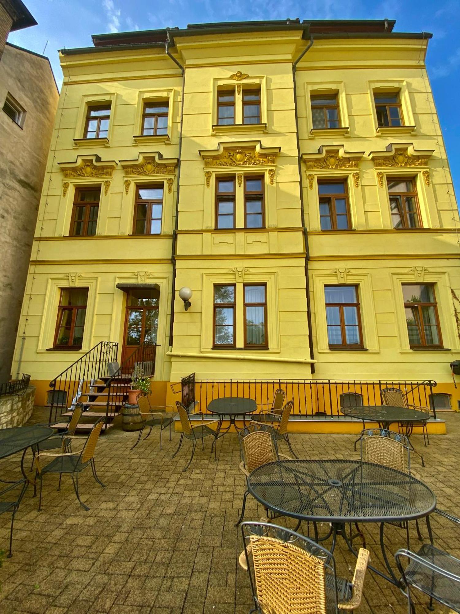 Hotel U Radnice โลว์นี ภายนอก รูปภาพ