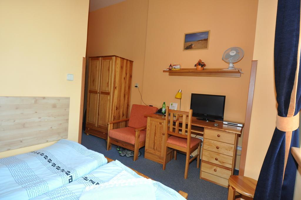 Hotel U Radnice โลว์นี ภายนอก รูปภาพ