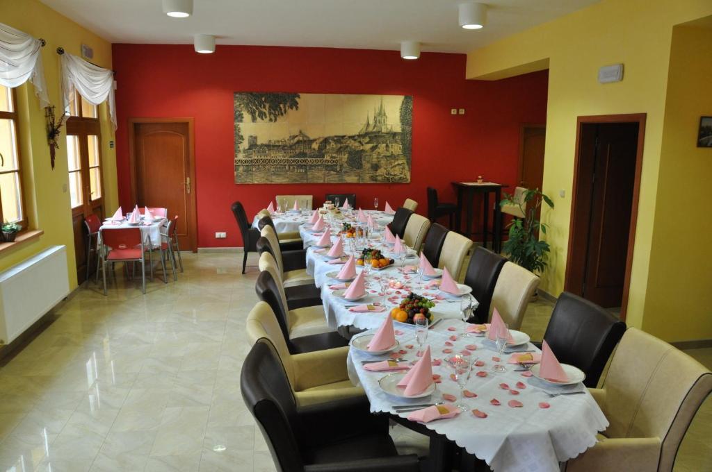 Hotel U Radnice โลว์นี ภายนอก รูปภาพ